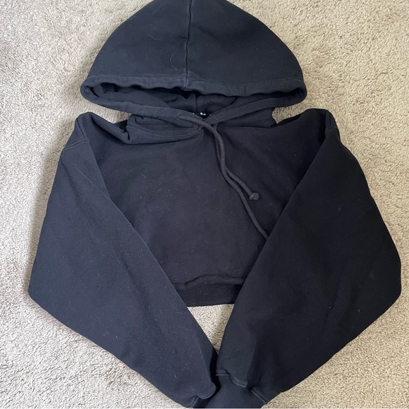 Aritzia - TNA Cropped Black Hoodie - Picture 3 of 3